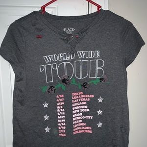 Trendy and cute gray tour short sleeve tee!!